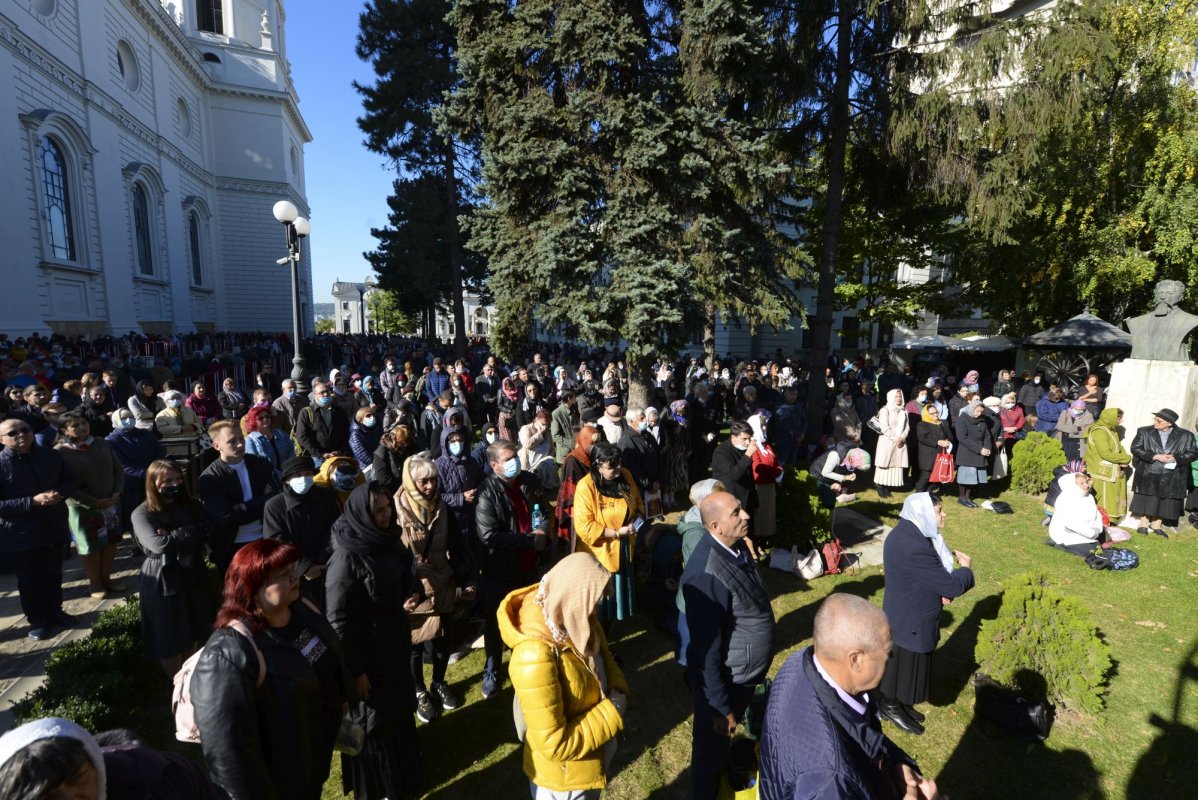„Stau la rând pentru că vreau să mă întâlnesc cu Sfânta Parascheva și să o cinstesc” 186852