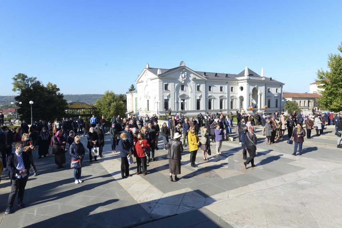 „Stau la rând pentru că vreau să mă întâlnesc cu Sfânta Parascheva și să o cinstesc” 186853