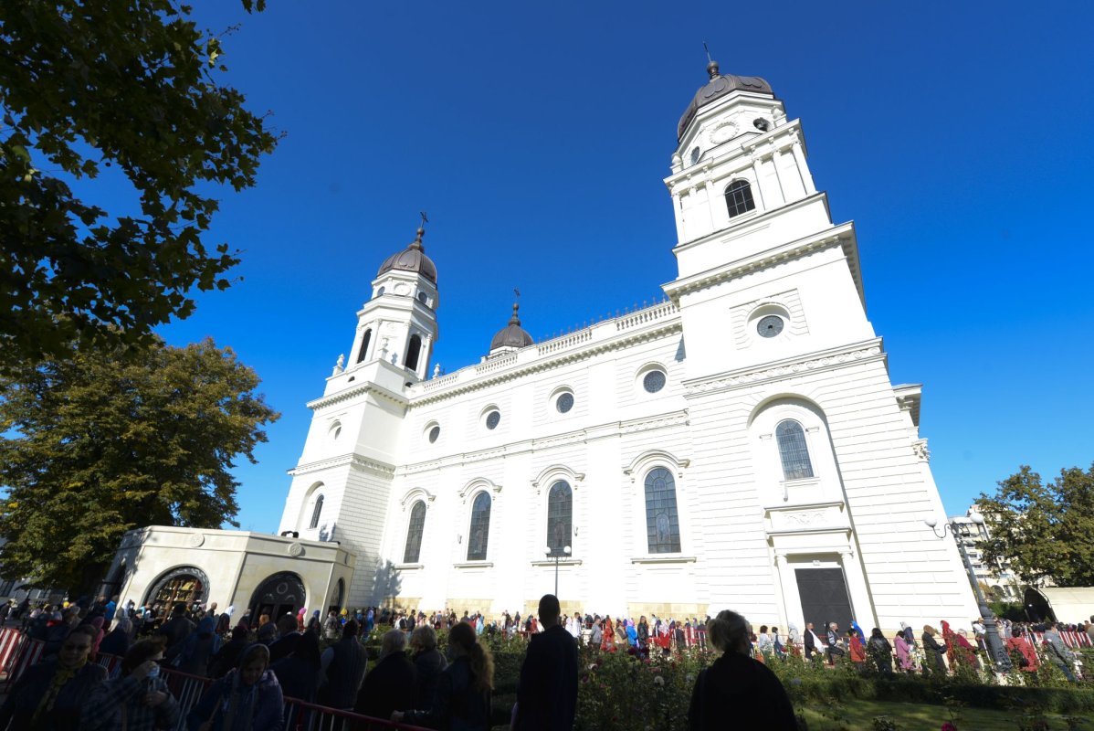 „Stau la rând pentru că vreau să mă întâlnesc cu Sfânta Parascheva și să o cinstesc” 186854