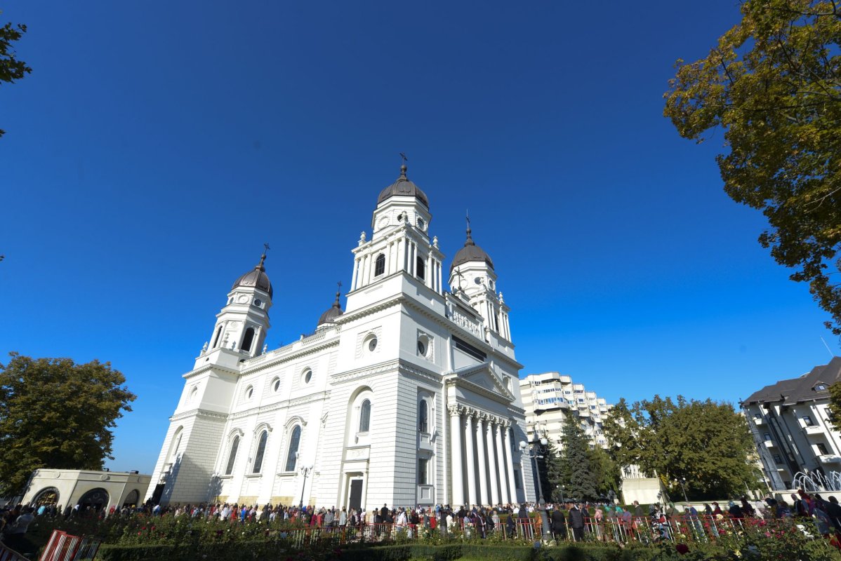 „Stau la rând pentru că vreau să mă întâlnesc cu Sfânta Parascheva și să o cinstesc” 186855