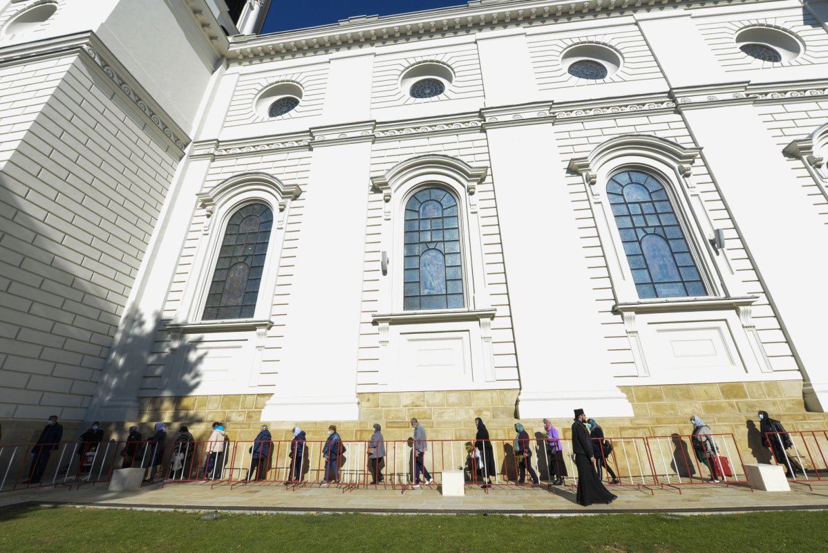 „Stau la rând pentru că vreau să mă întâlnesc cu Sfânta Parascheva și să o cinstesc” 186856