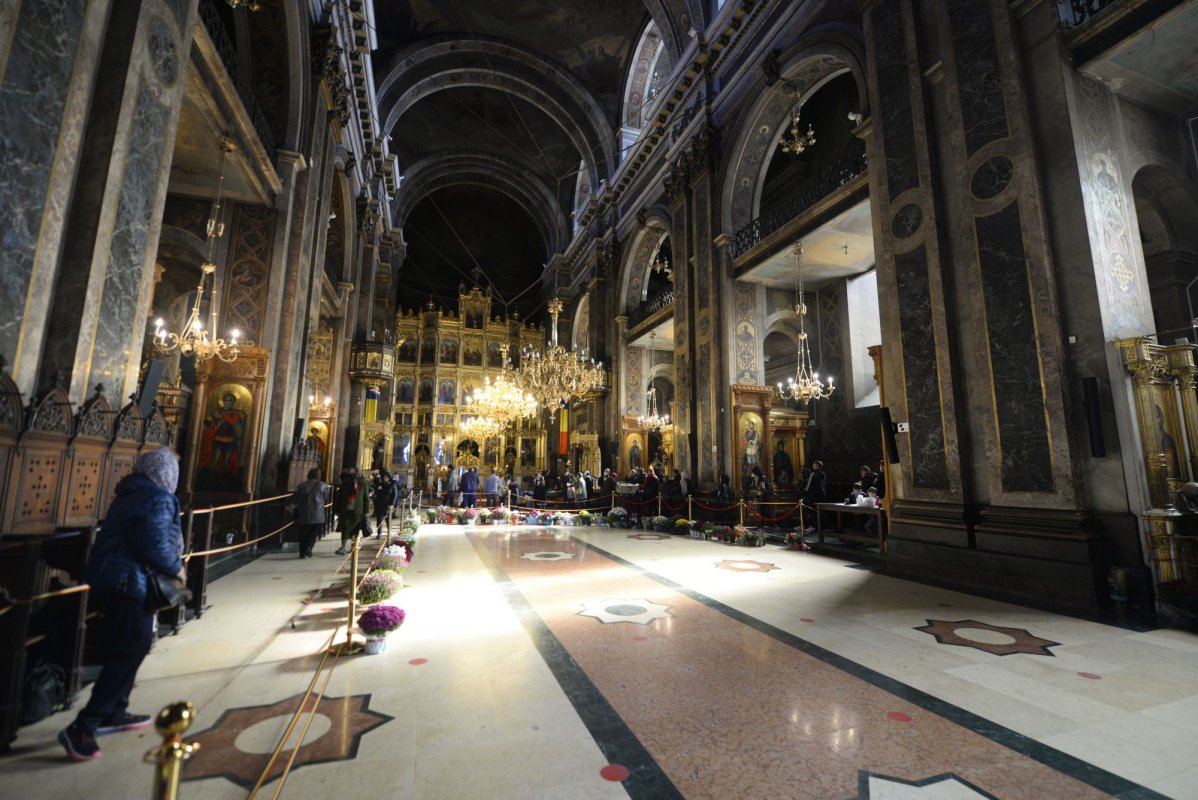 „Stau la rând pentru că vreau să mă întâlnesc cu Sfânta Parascheva și să o cinstesc” 186858