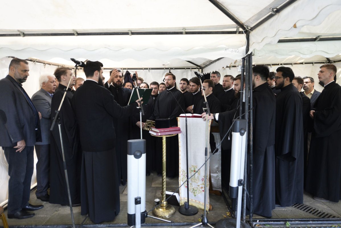 „Stau la rând pentru că vreau să mă întâlnesc cu Sfânta Parascheva și să o cinstesc” 186859