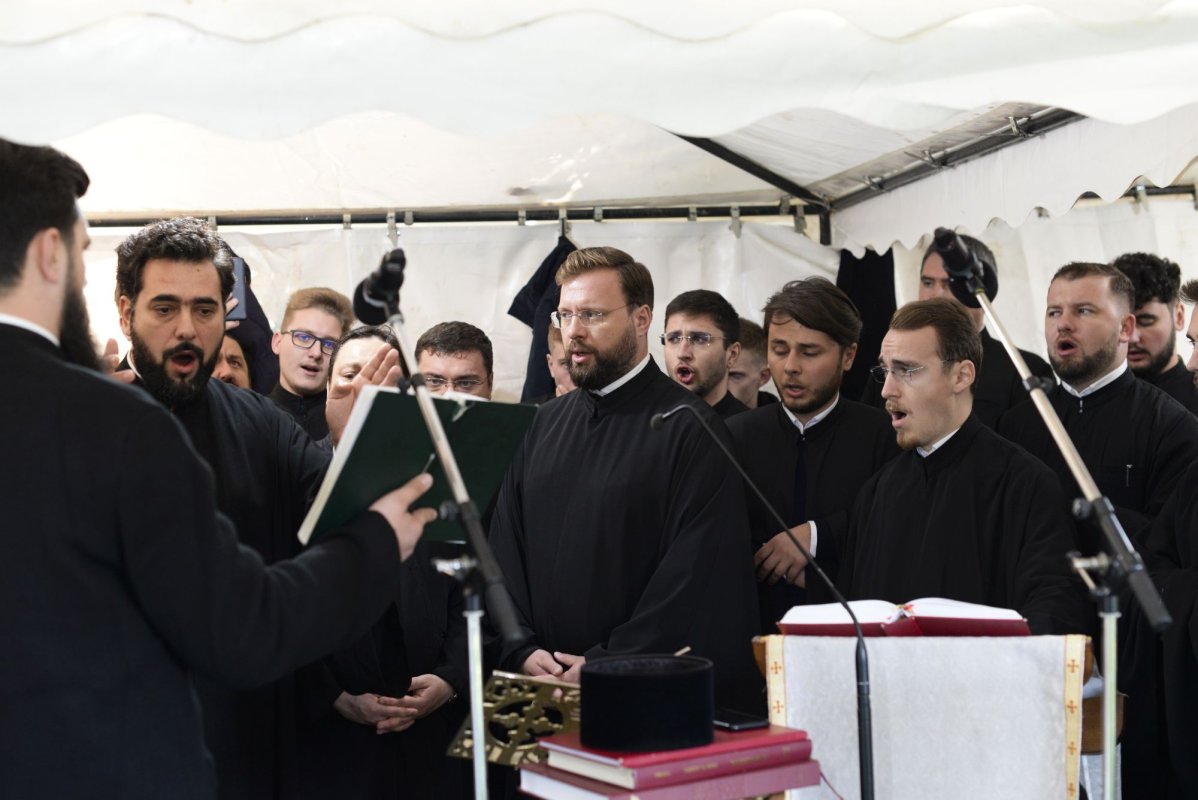 „Stau la rând pentru că vreau să mă întâlnesc cu Sfânta Parascheva și să o cinstesc” 186860