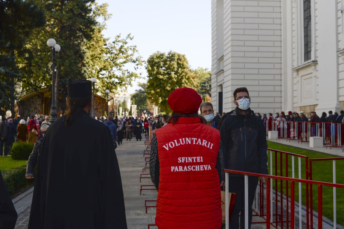 „Stau la rând pentru că vreau să mă întâlnesc cu Sfânta Parascheva și să o cinstesc” 186863