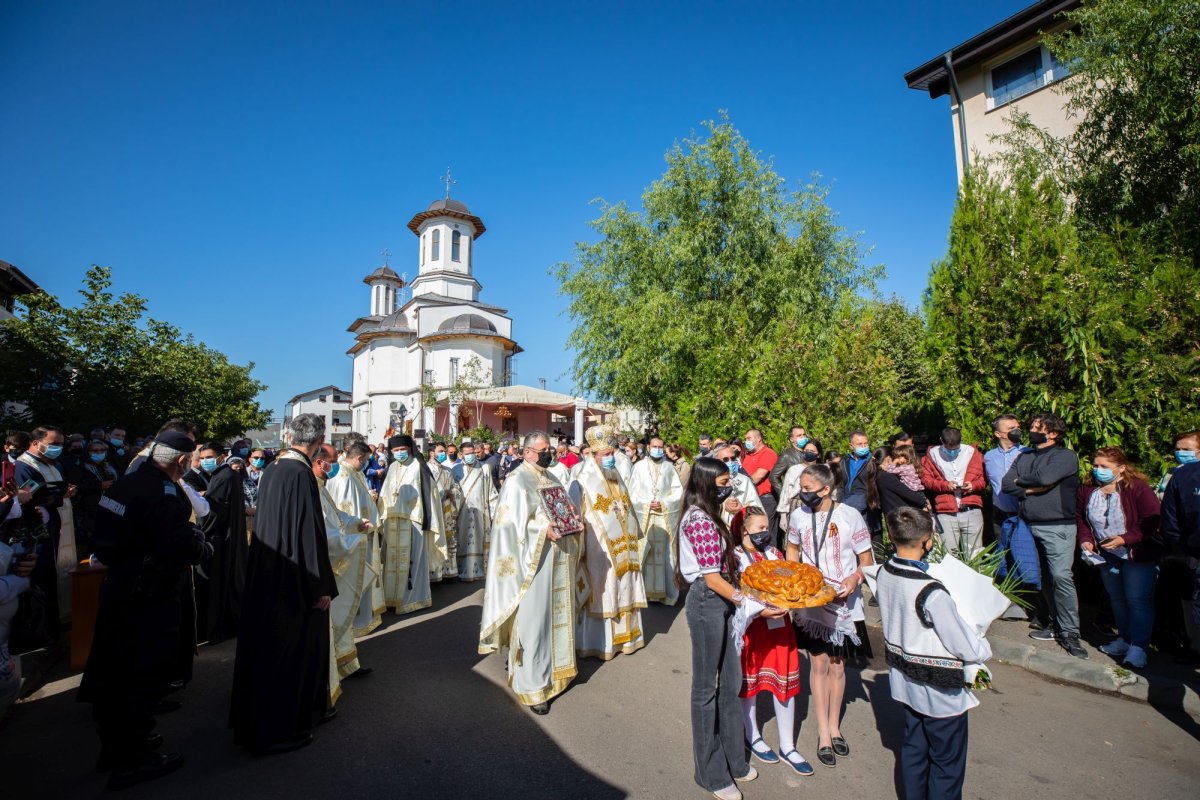 Veșmânt de har pentru biserica Parohiei Brâncuși din Capitală 186742