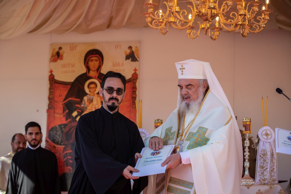 Veșmânt de har pentru biserica Parohiei Brâncuși din Capitală 186758