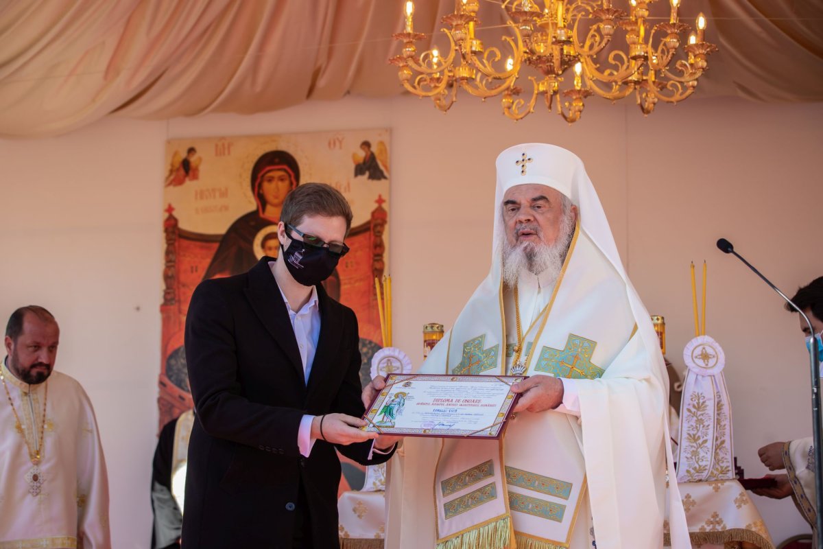 Veșmânt de har pentru biserica Parohiei Brâncuși din Capitală 186769