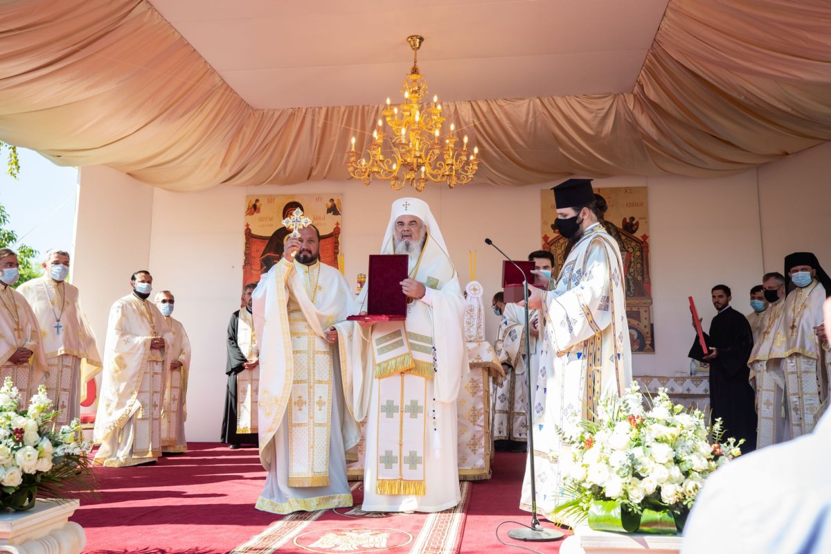 Veșmânt de har pentru biserica Parohiei Brâncuși din Capitală 186771