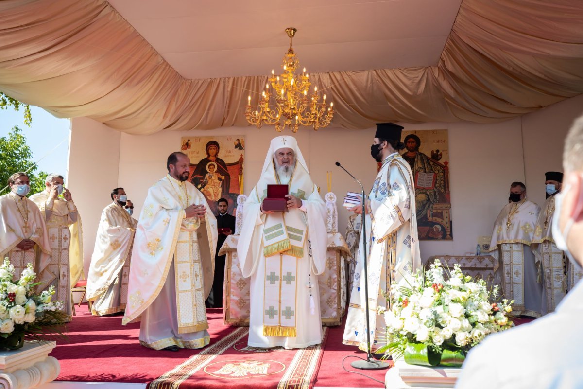 Veșmânt de har pentru biserica Parohiei Brâncuși din Capitală 186772