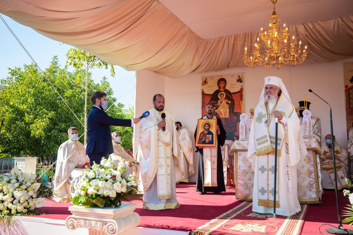 Veșmânt de har pentru biserica Parohiei Brâncuși din Capitală 186774