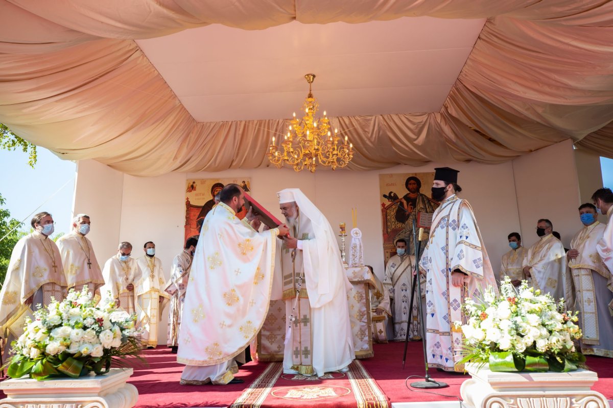 Veșmânt de har pentru biserica Parohiei Brâncuși din Capitală 186776