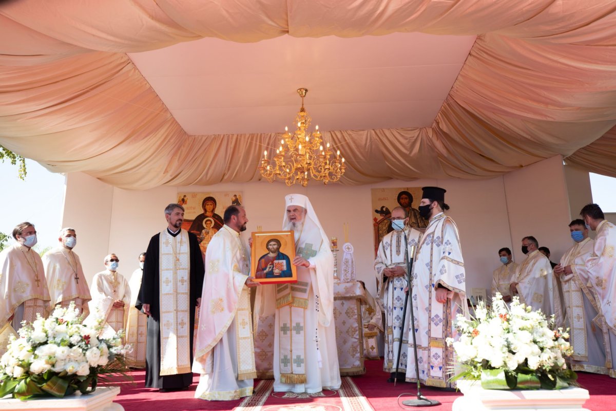 Veșmânt de har pentru biserica Parohiei Brâncuși din Capitală 186777