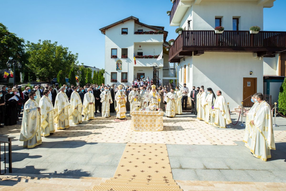 Veșmânt de har pentru biserica Parohiei Brâncuși din Capitală 186780