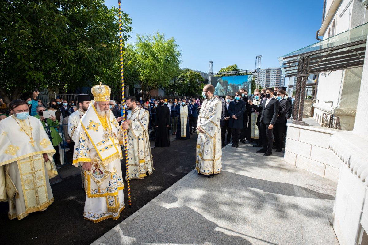 Veșmânt de har pentru biserica Parohiei Brâncuși din Capitală 186786