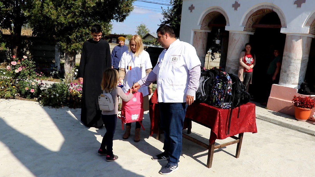 Ghiozdane pentru 50 de elevi din comuna prahoveană Mănești 187120