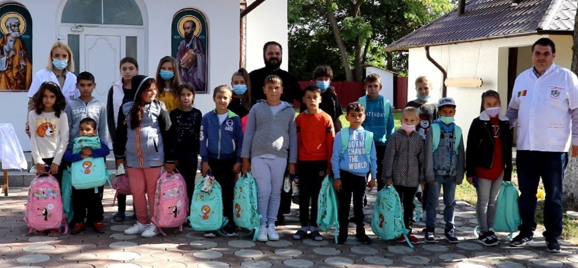 Ghiozdane pentru 50 de elevi din comuna prahoveană Mănești 187121