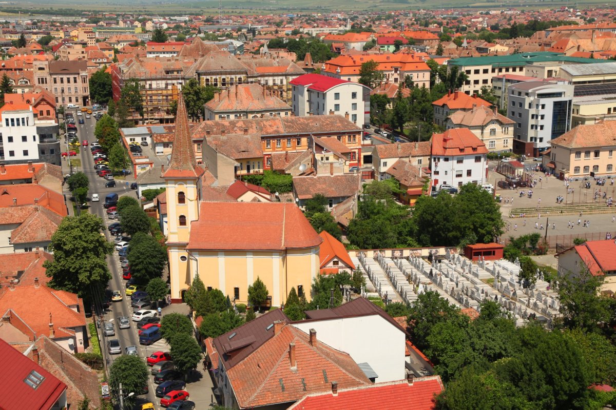 Mari români înmormântaţi în cimitirul Bisericii din Groapă 187125