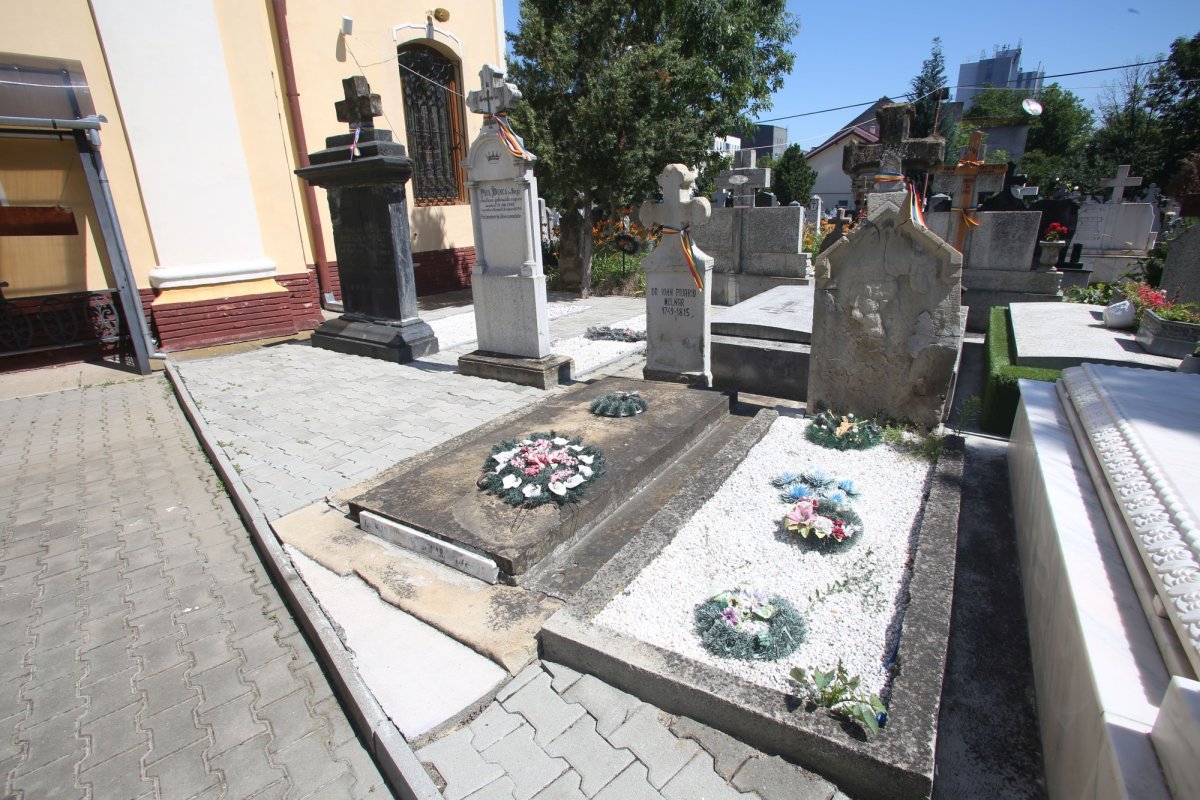Mari români înmormântaţi în cimitirul Bisericii din Groapă 187128