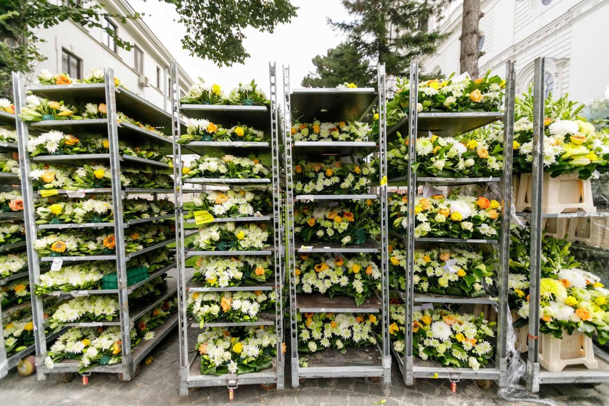 Veșmânt de flori pentru baldachinul Sfintei Cuvioase Parascheva de la Iași 187250