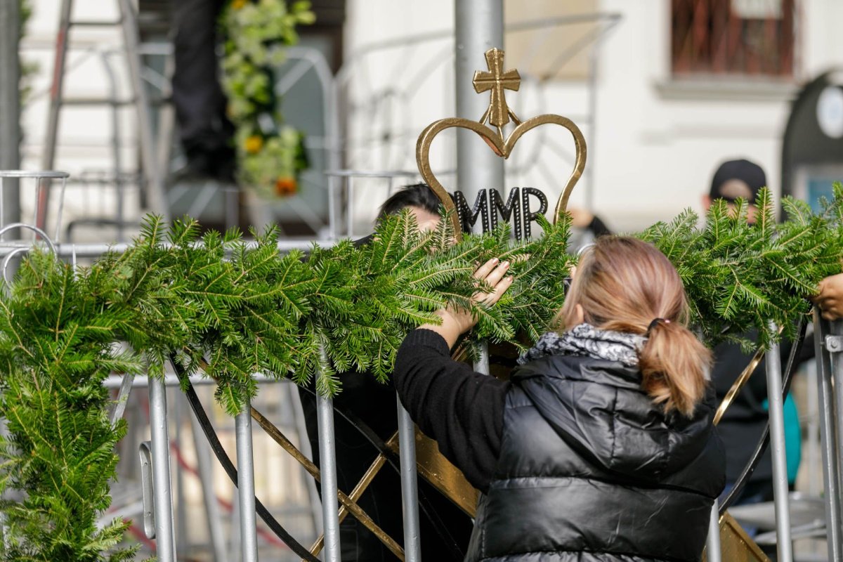 Veșmânt de flori pentru baldachinul Sfintei Cuvioase Parascheva de la Iași 187251