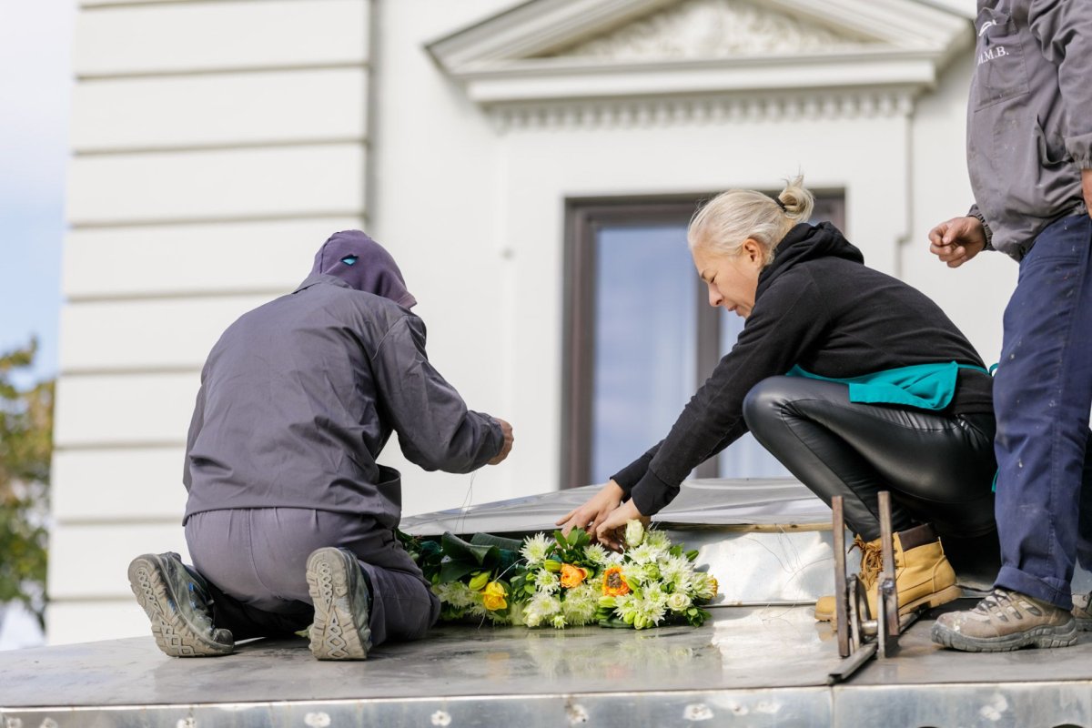 Veșmânt de flori pentru baldachinul Sfintei Cuvioase Parascheva de la Iași 187252