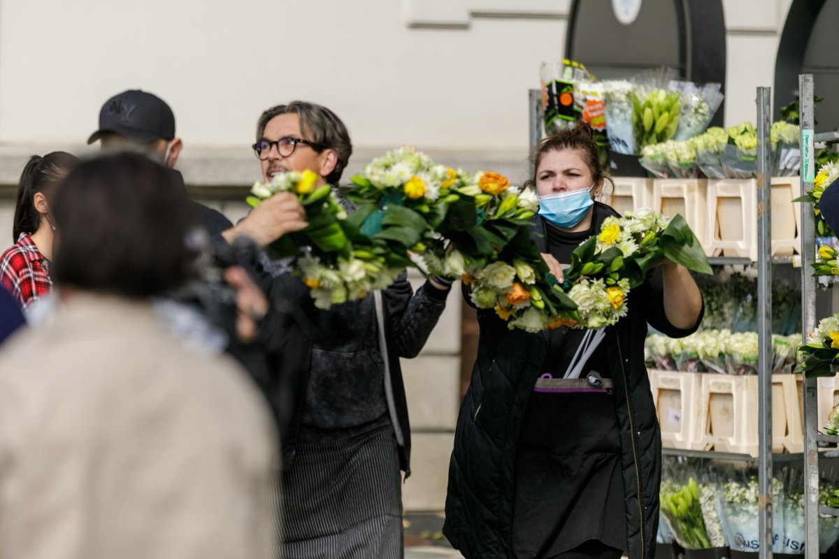 Veșmânt de flori pentru baldachinul Sfintei Cuvioase Parascheva de la Iași 187253