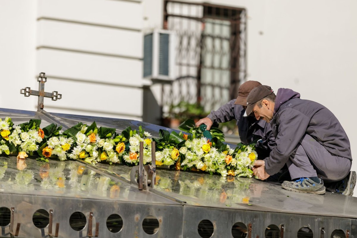 Veșmânt de flori pentru baldachinul Sfintei Cuvioase Parascheva de la Iași 187254