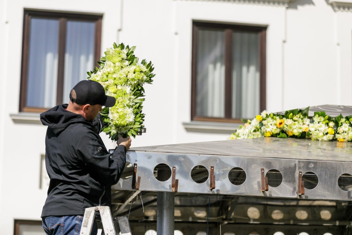 Veșmânt de flori pentru baldachinul Sfintei Cuvioase Parascheva de la Iași 187255