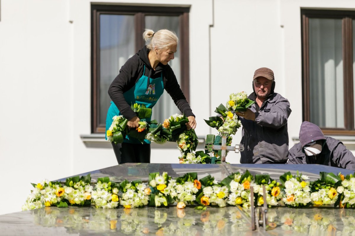 Veșmânt de flori pentru baldachinul Sfintei Cuvioase Parascheva de la Iași 187256