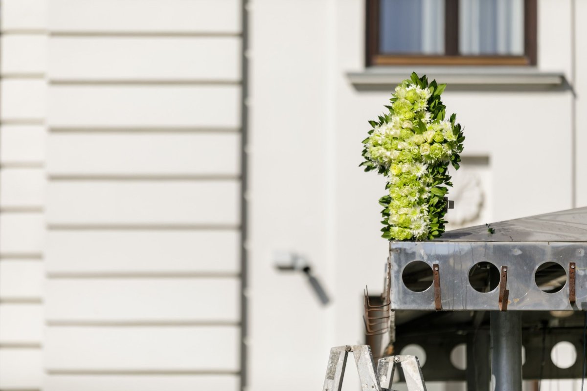 Veșmânt de flori pentru baldachinul Sfintei Cuvioase Parascheva de la Iași 187257