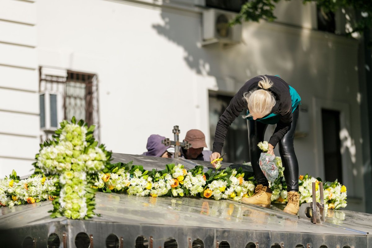 Veșmânt de flori pentru baldachinul Sfintei Cuvioase Parascheva de la Iași 187258