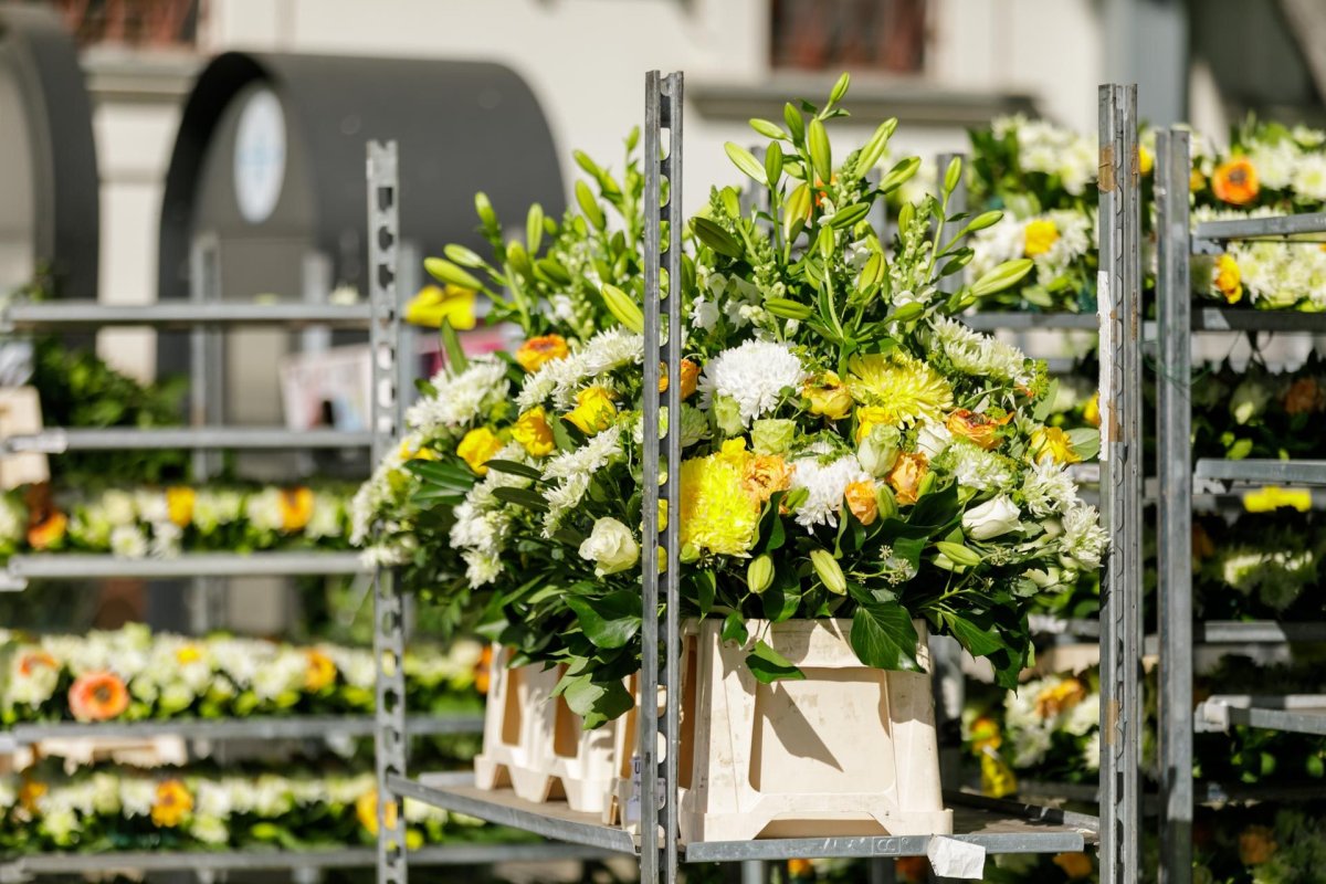 Veșmânt de flori pentru baldachinul Sfintei Cuvioase Parascheva de la Iași 187259