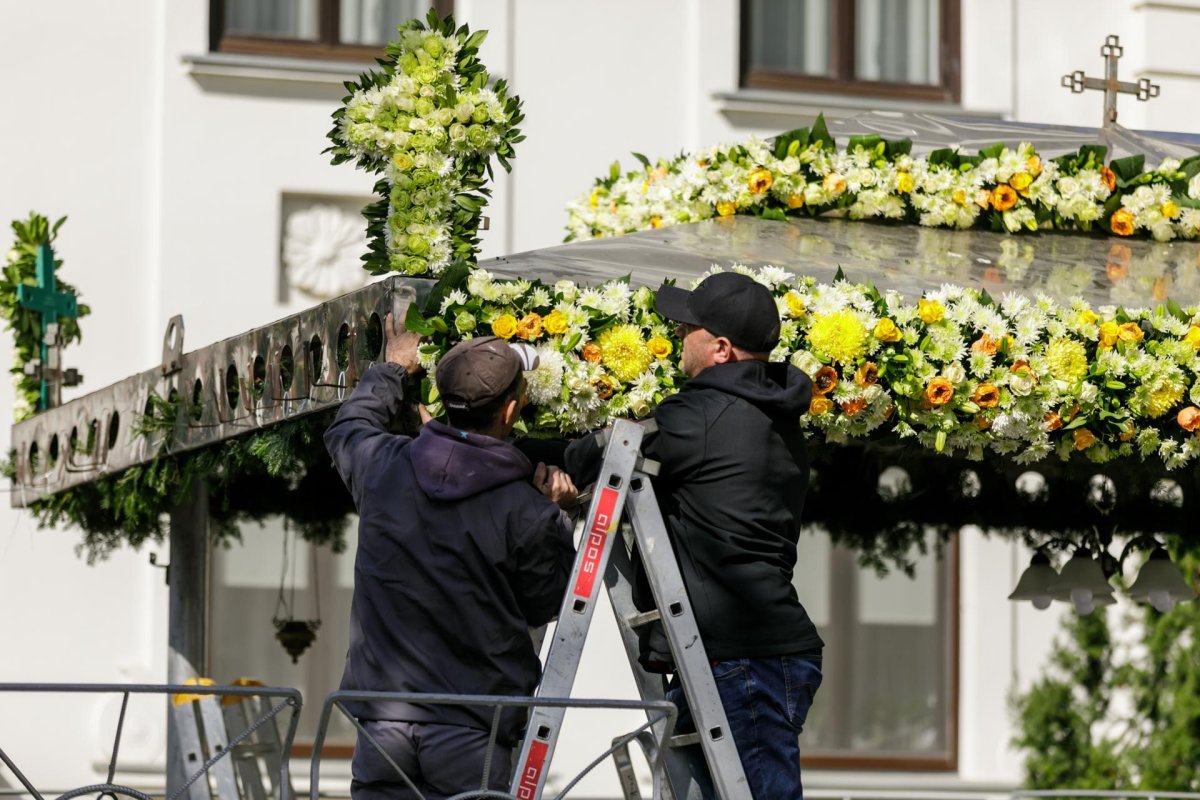 Veșmânt de flori pentru baldachinul Sfintei Cuvioase Parascheva de la Iași 187260