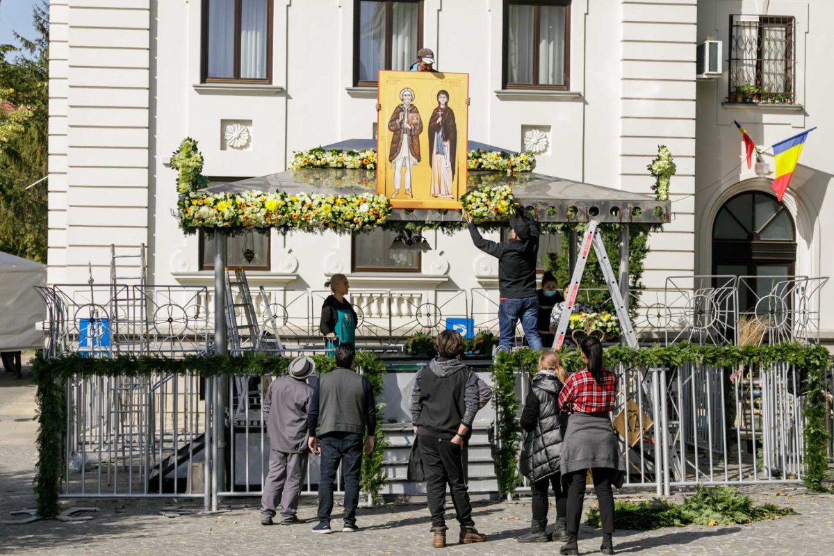 Veșmânt de flori pentru baldachinul Sfintei Cuvioase Parascheva de la Iași 187261