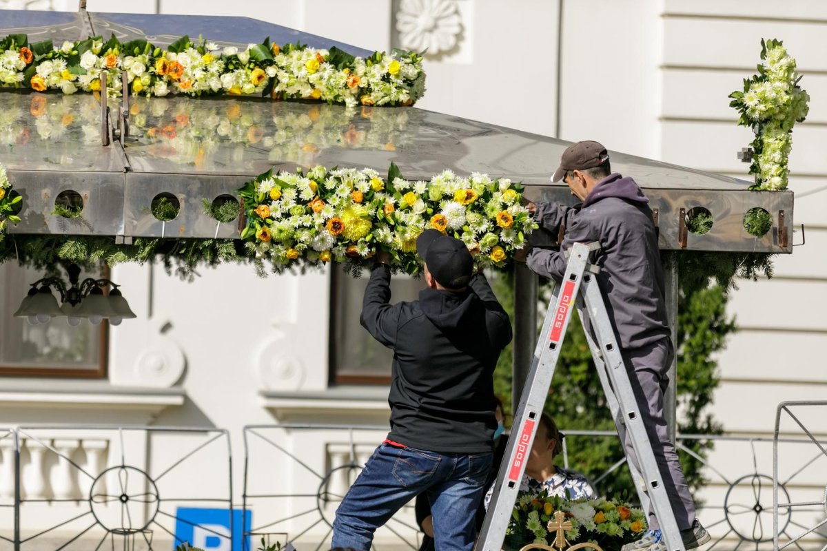 Veșmânt de flori pentru baldachinul Sfintei Cuvioase Parascheva de la Iași 187262