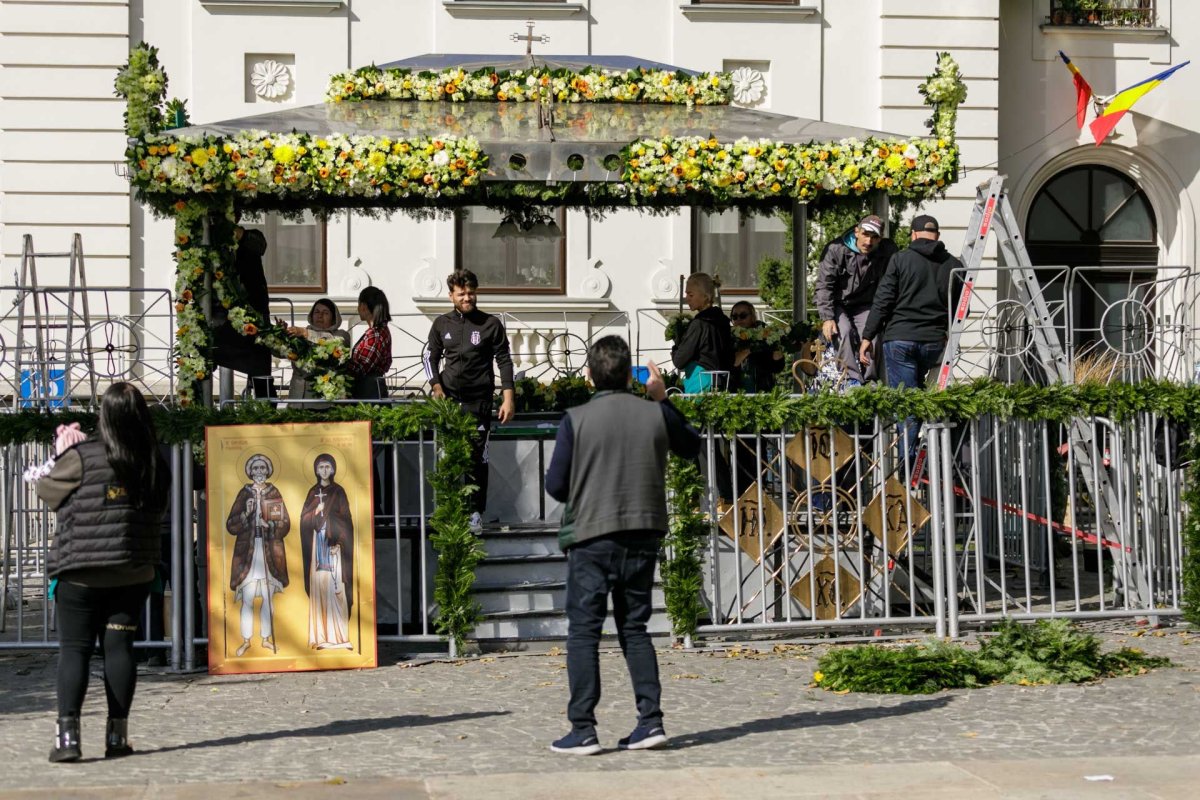 Veșmânt de flori pentru baldachinul Sfintei Cuvioase Parascheva de la Iași 187263