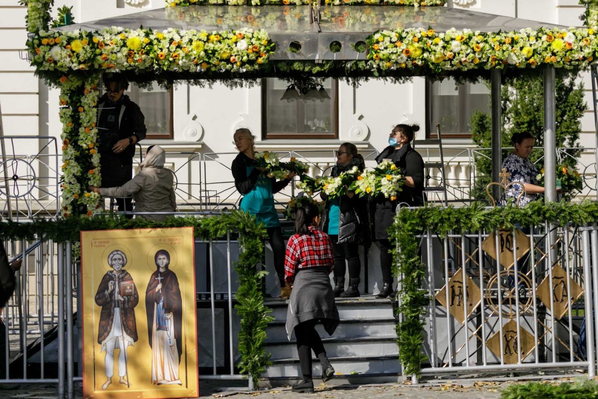 Veșmânt de flori pentru baldachinul Sfintei Cuvioase Parascheva de la Iași 187264