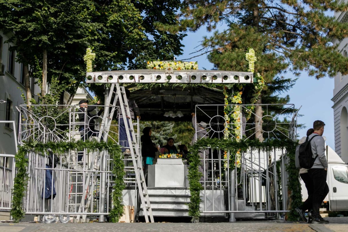 Veșmânt de flori pentru baldachinul Sfintei Cuvioase Parascheva de la Iași 187265