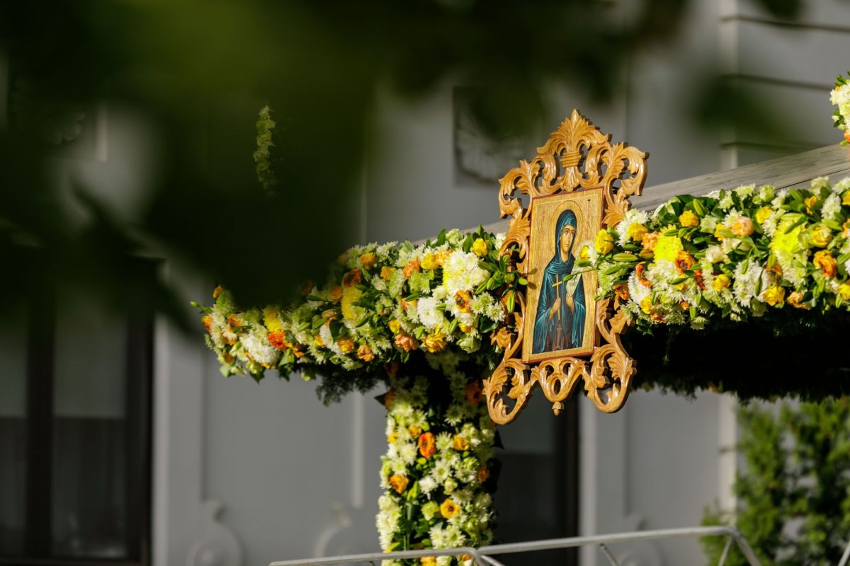 Veșmânt de flori pentru baldachinul Sfintei Cuvioase Parascheva de la Iași 187267