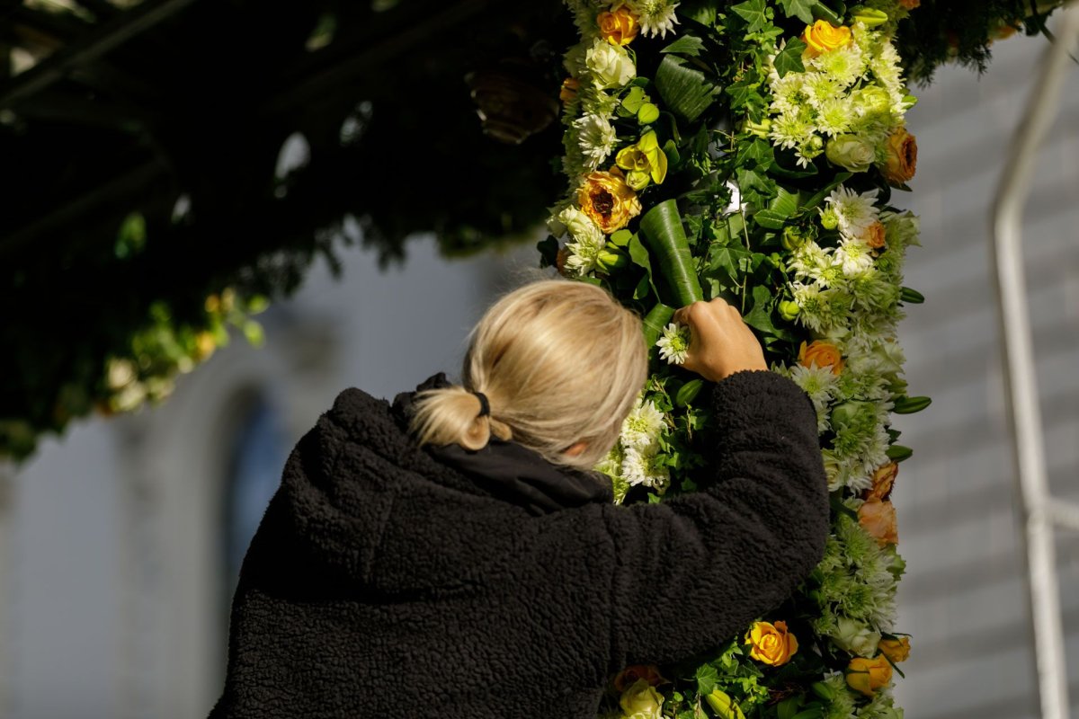 Veșmânt de flori pentru baldachinul Sfintei Cuvioase Parascheva de la Iași 187268