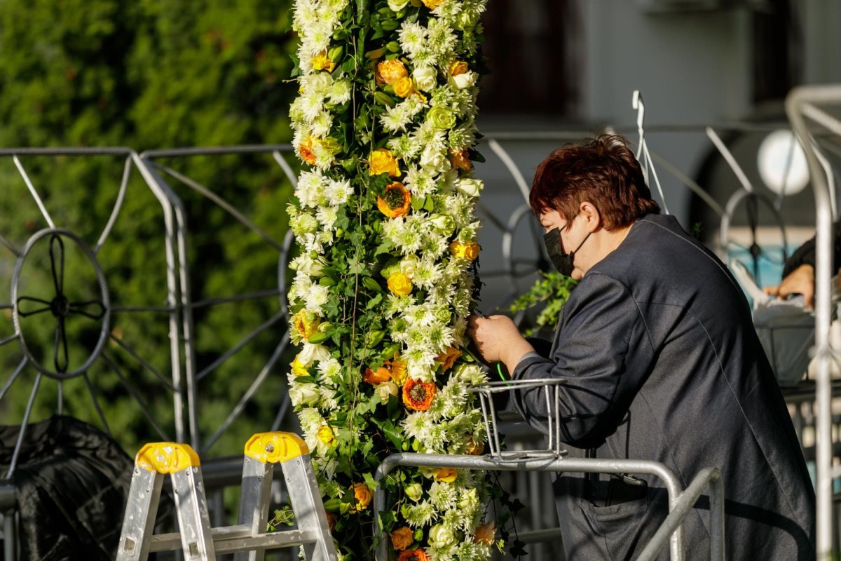 Veșmânt de flori pentru baldachinul Sfintei Cuvioase Parascheva de la Iași 187269