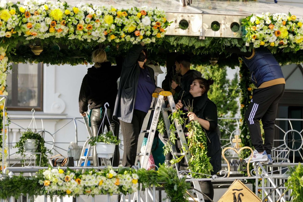 Veșmânt de flori pentru baldachinul Sfintei Cuvioase Parascheva de la Iași 187270