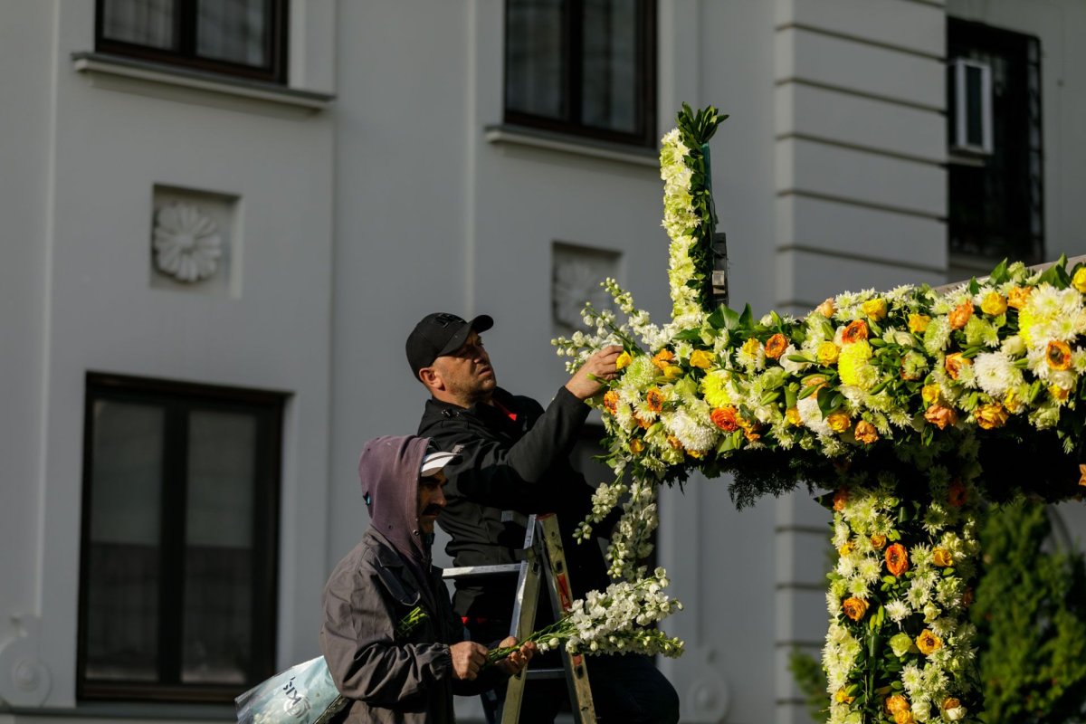 Veșmânt de flori pentru baldachinul Sfintei Cuvioase Parascheva de la Iași 187271