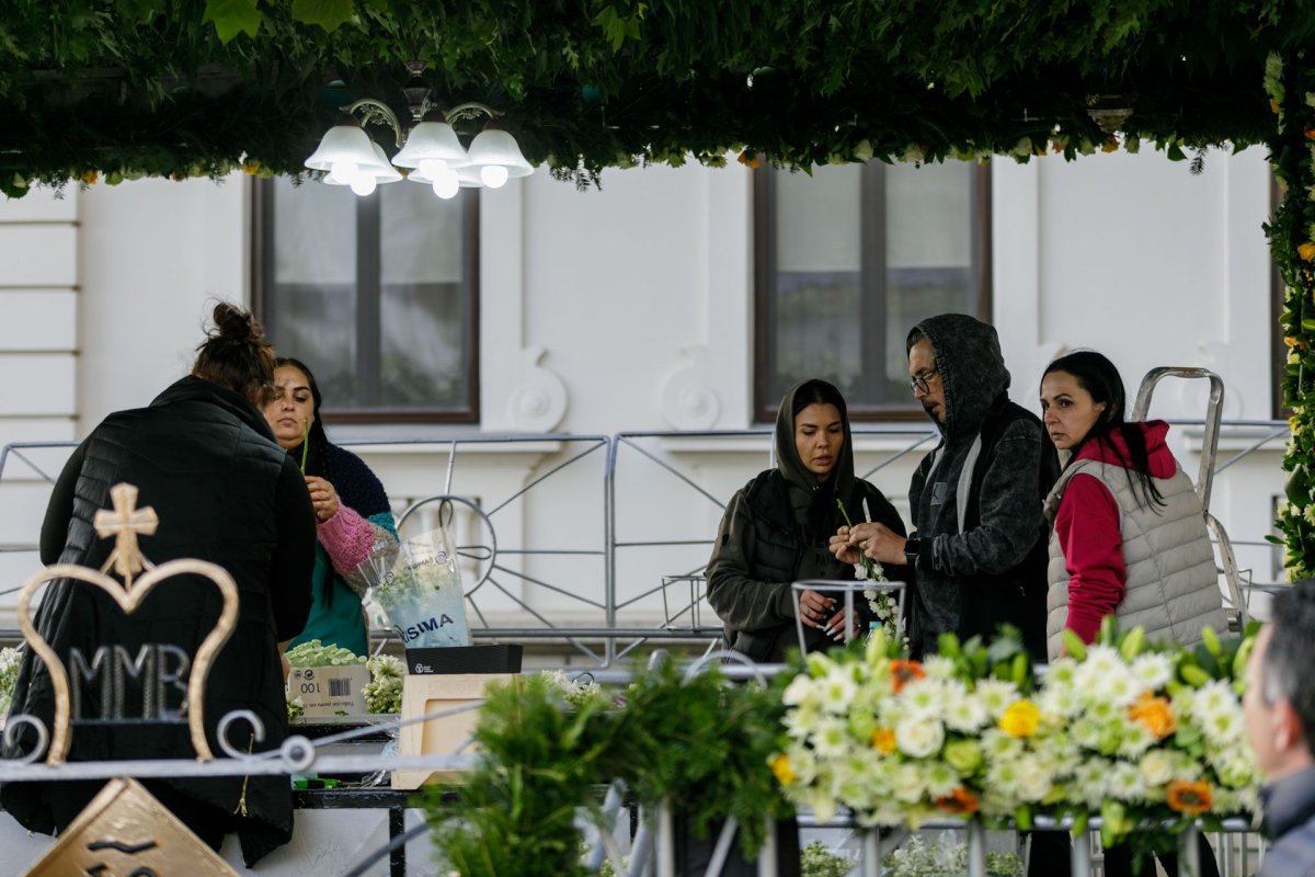 Veșmânt de flori pentru baldachinul Sfintei Cuvioase Parascheva de la Iași 187272