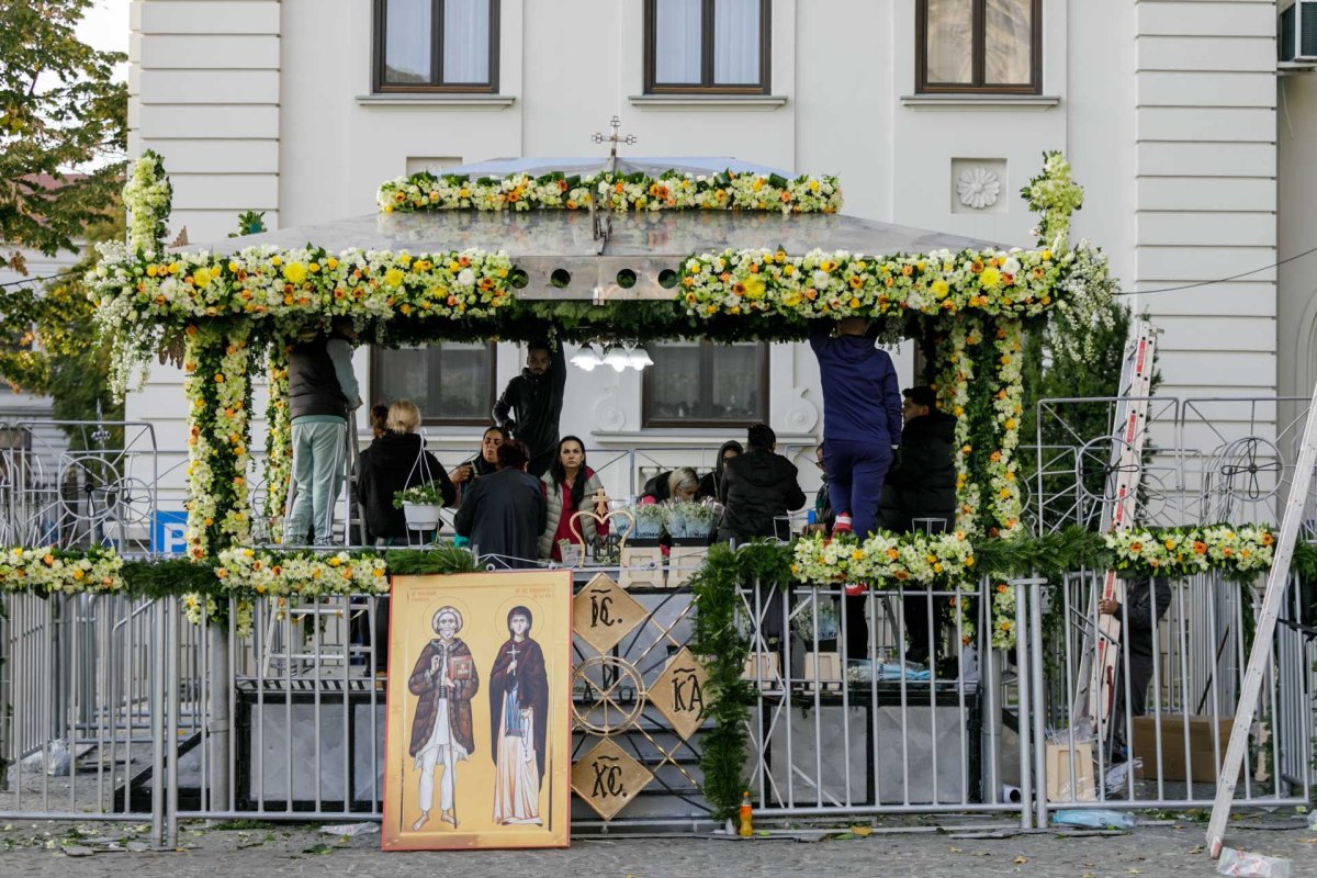 Veșmânt de flori pentru baldachinul Sfintei Cuvioase Parascheva de la Iași 187273