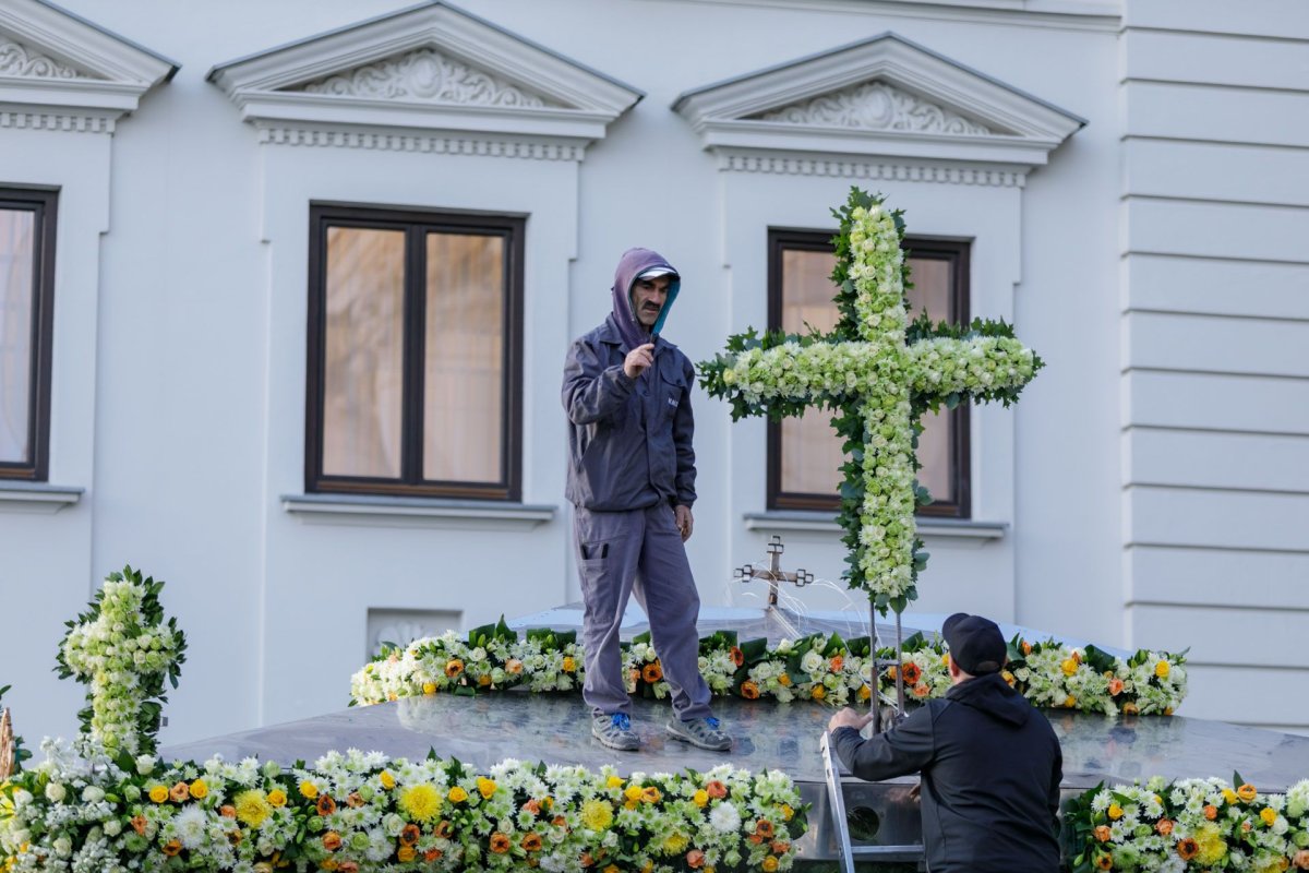 Veșmânt de flori pentru baldachinul Sfintei Cuvioase Parascheva de la Iași 187275