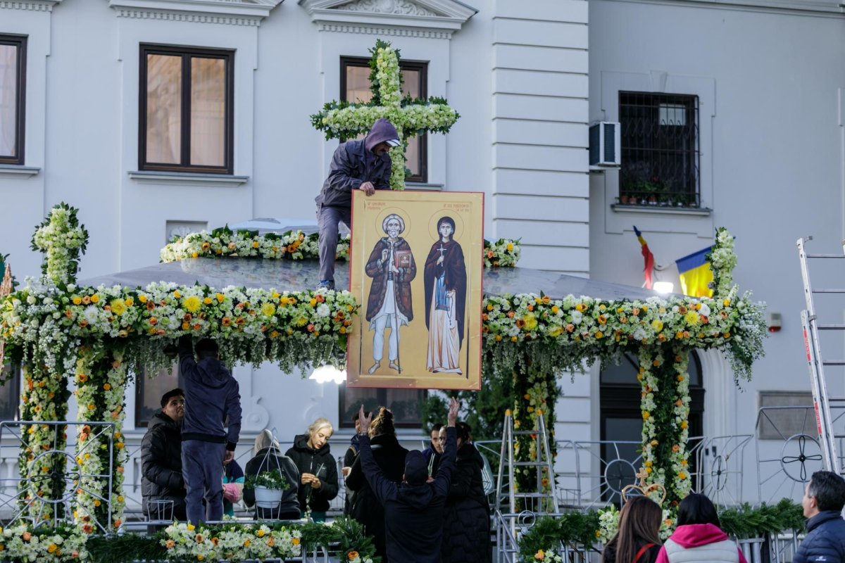 Veșmânt de flori pentru baldachinul Sfintei Cuvioase Parascheva de la Iași 187276