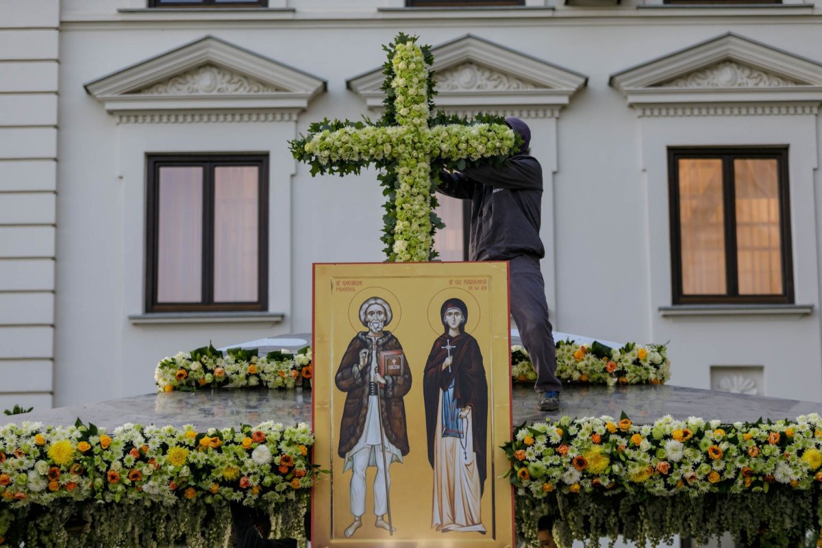 Veșmânt de flori pentru baldachinul Sfintei Cuvioase Parascheva de la Iași 187277