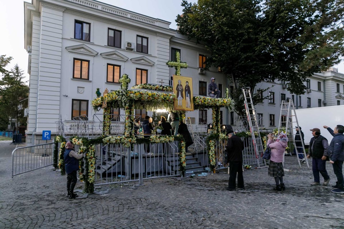 Veșmânt de flori pentru baldachinul Sfintei Cuvioase Parascheva de la Iași 187278